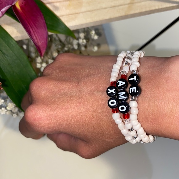 Handmade TE AMO XO Alphabet Glass Beaded Bracelet - Picture 2 of 6